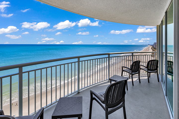 A balcony with a view of the ocean